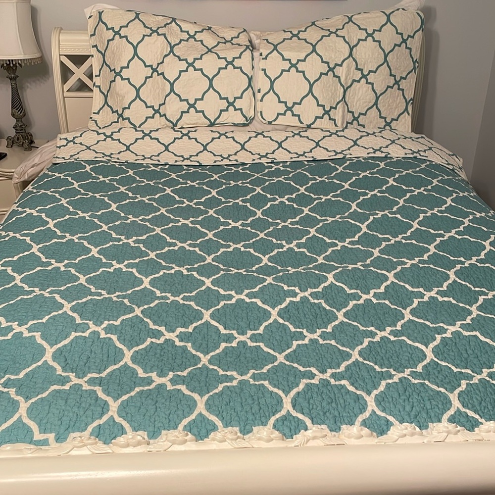 NWOT Max Studio Twin Reversible Blue Quilt with two shams